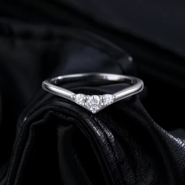 Сребърен пръстен с мойсанит "Три мечти"