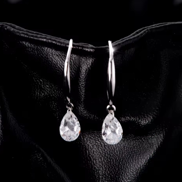 Сребърни обеци с цирконий "Прелестна капка"