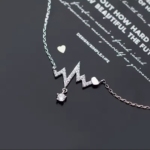 Сребърно колие с цирконий „Ритъмът на сърцето“