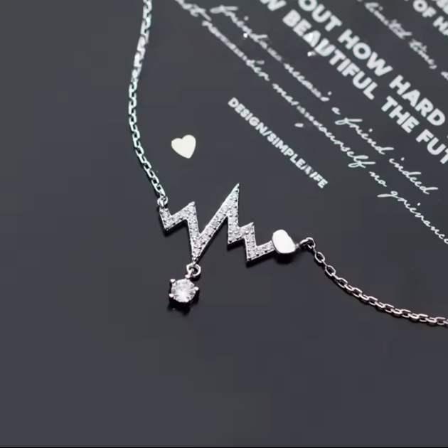 Сребърно колие с цирконий „Ритъмът на сърцето“