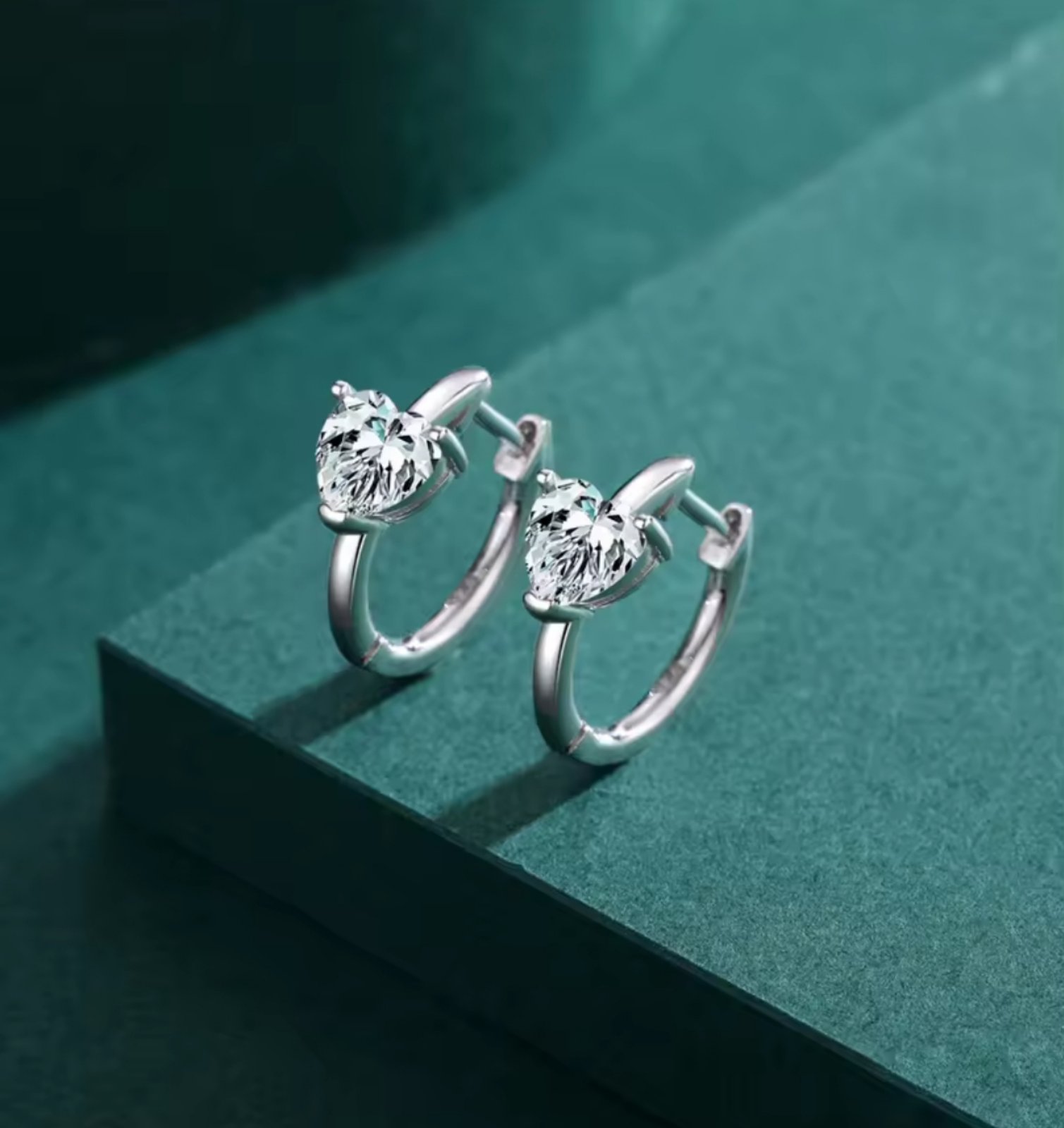 Сребърни обеци с цирконий "Кристално сърце"