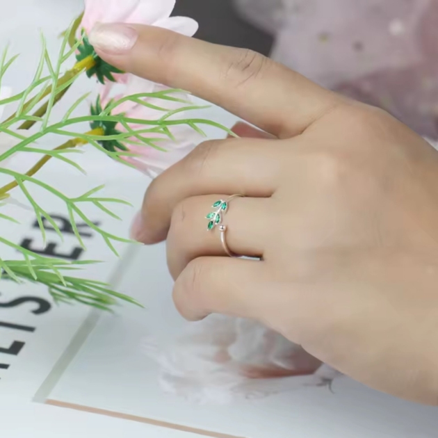 Сребърен пръстен с цирконий "Нежни лозя"