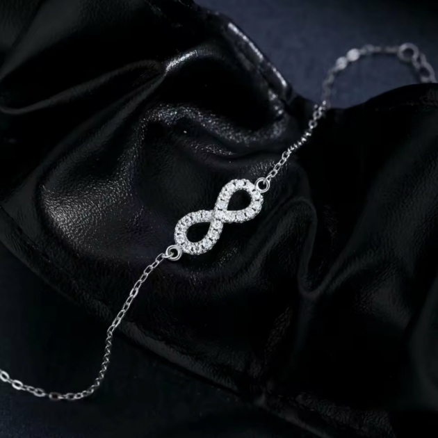 Сребърна гривна с мойсанит "To infinity and beyond"