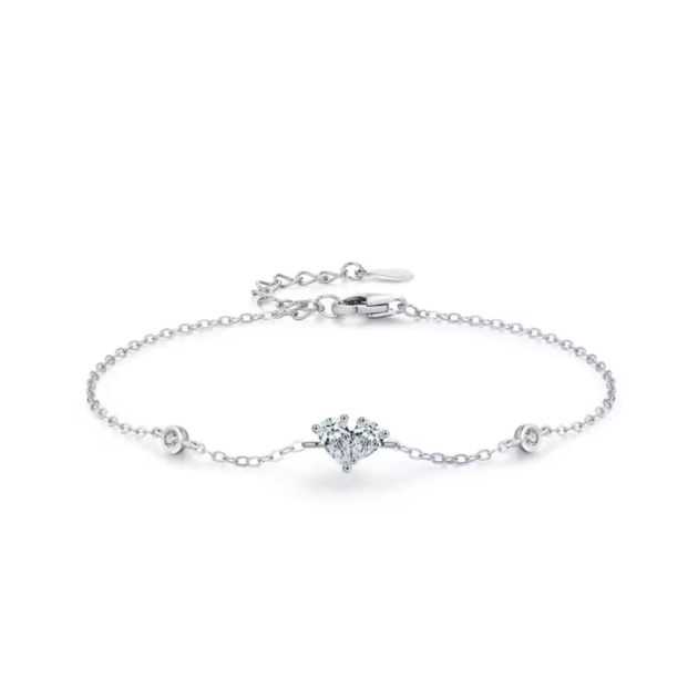 Сребърна гривна с цирконий „Сърца в синхрон“