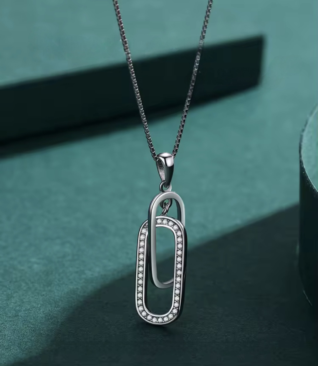 Сребърно колие с циркониий "Две души, едно сияние"