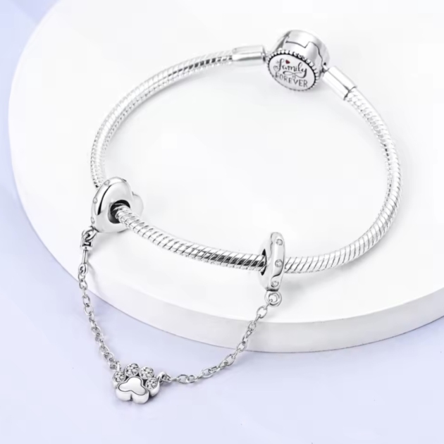 Сребърна защитна верижка „Следи от любов“