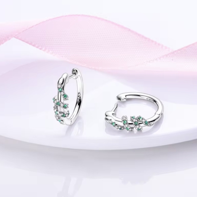 Сребърни обеци с цирконий "Изумрудена защита"