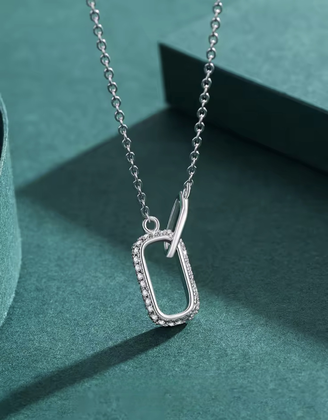 Сребърно колие с цирконий "Тиха връзка"