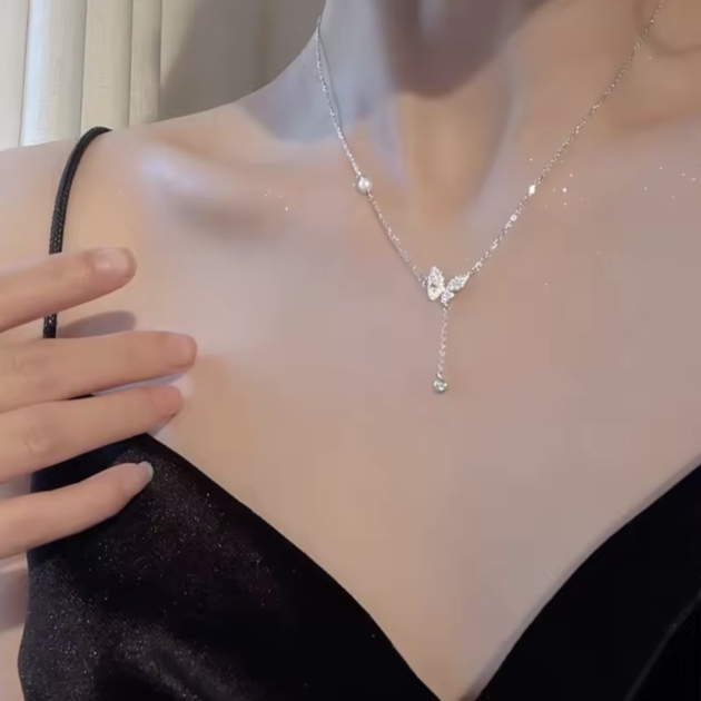 Сребърно колие с цирконий "Нежен Полет"